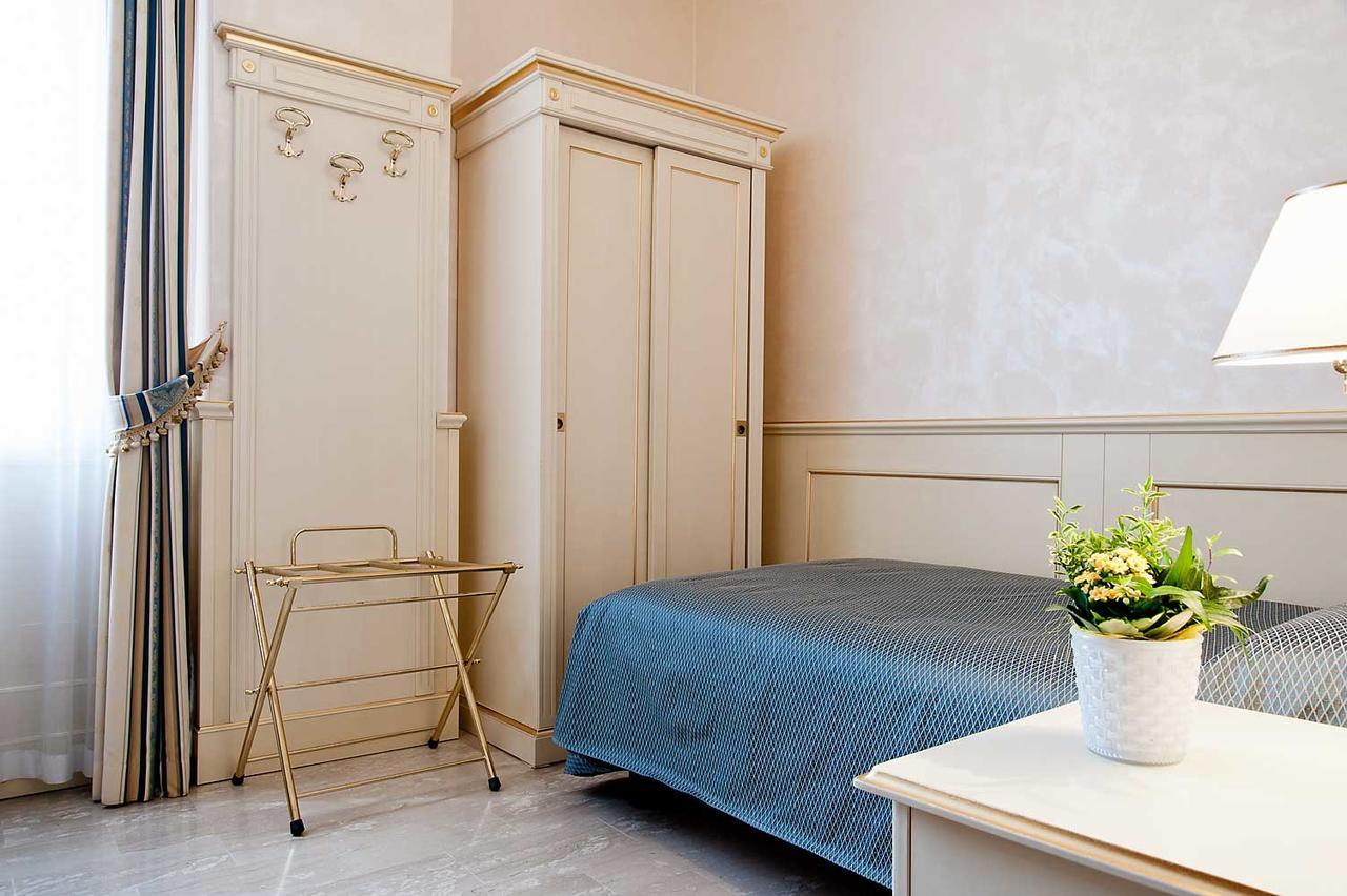 Nouvel Hotel Des Bains Пезаро Экстерьер фото